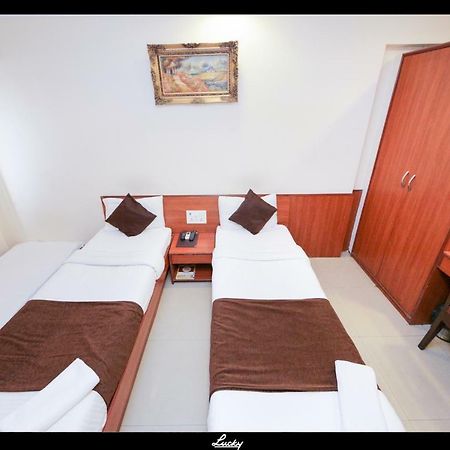 Lucky Hotel Goregaon Мумбаи Экстерьер фото