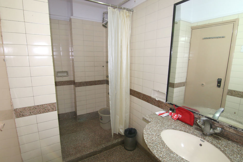 Lucky Hotel Goregaon Мумбаи Экстерьер фото