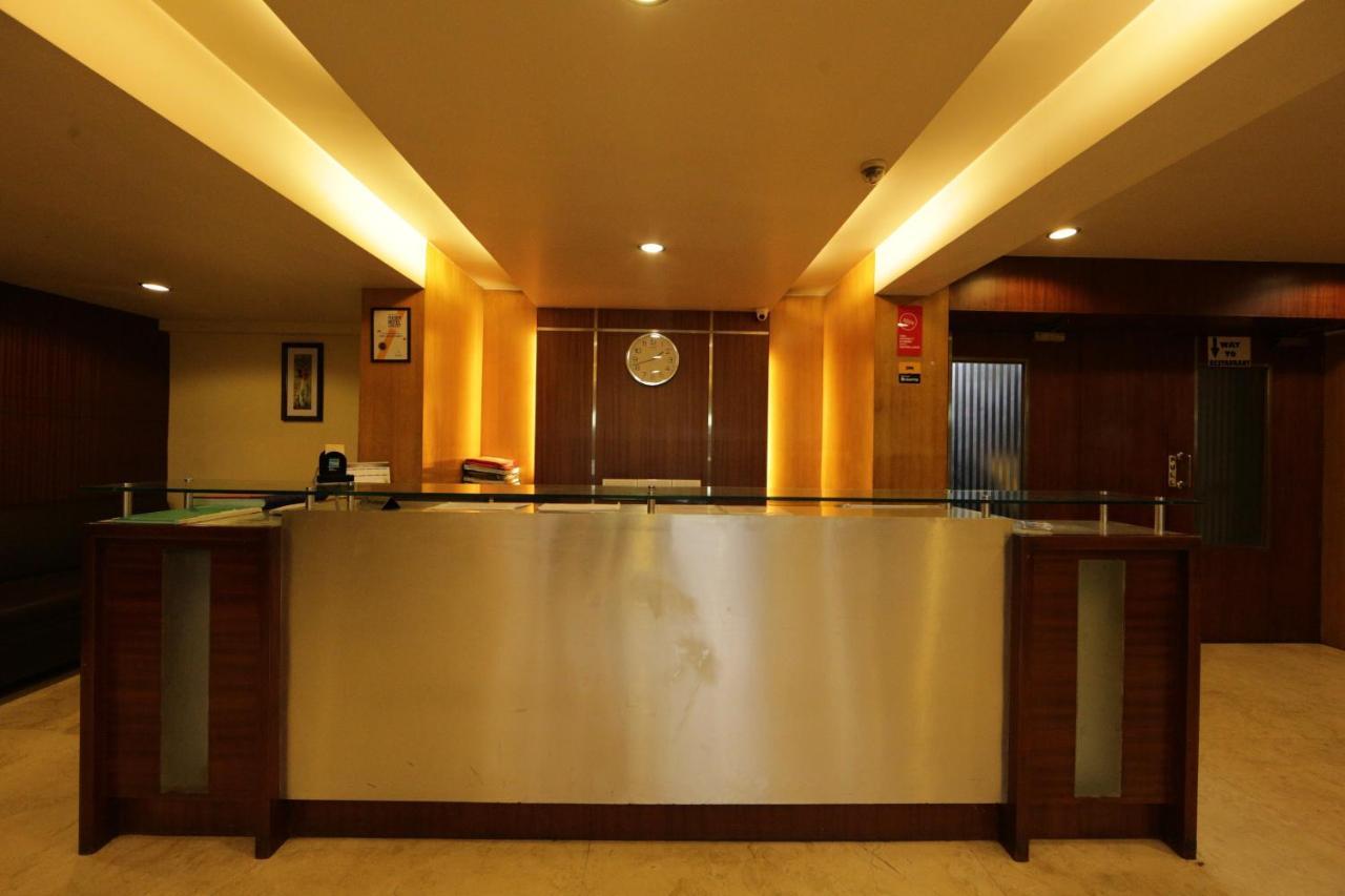 Lucky Hotel Goregaon Мумбаи Экстерьер фото