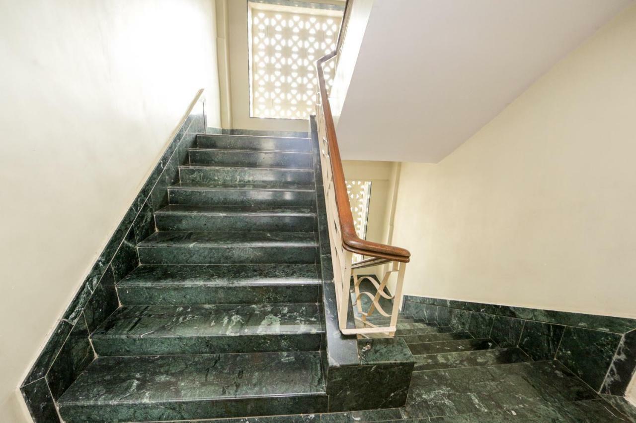 Lucky Hotel Goregaon Мумбаи Экстерьер фото
