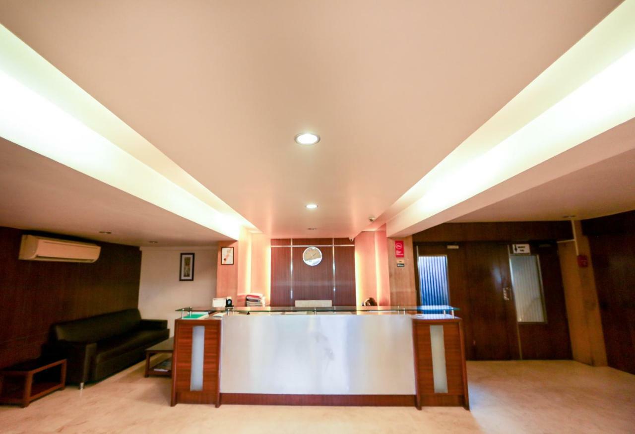 Lucky Hotel Goregaon Мумбаи Экстерьер фото