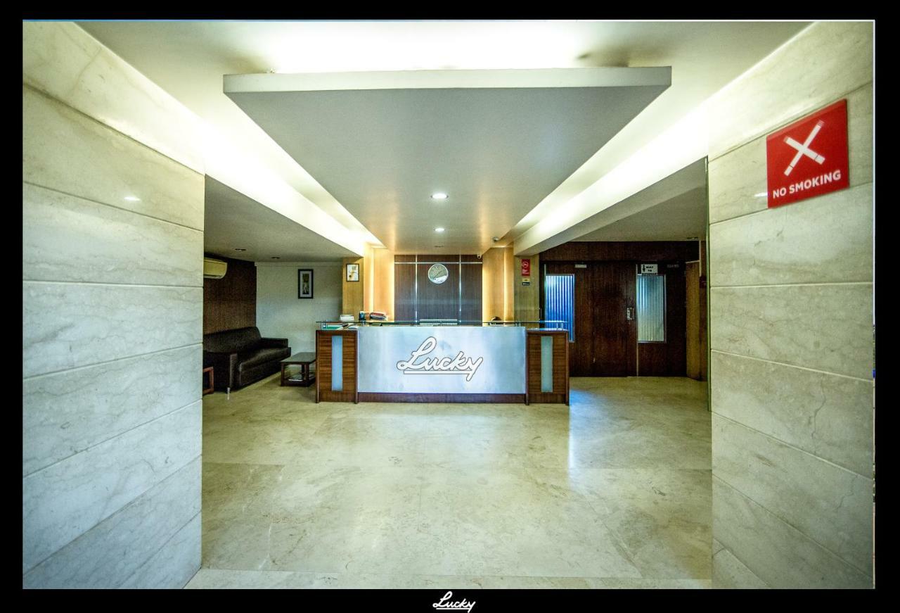 Lucky Hotel Goregaon Мумбаи Экстерьер фото