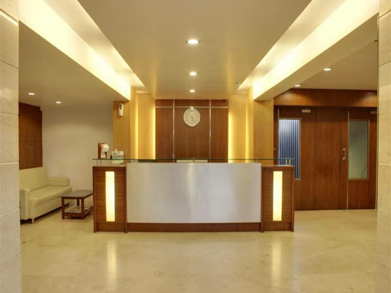Lucky Hotel Goregaon Мумбаи Экстерьер фото