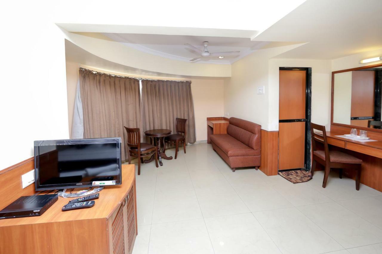 Lucky Hotel Goregaon Мумбаи Экстерьер фото