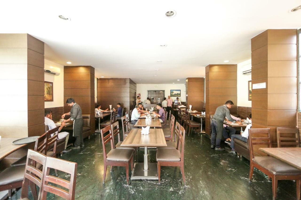 Lucky Hotel Goregaon Мумбаи Экстерьер фото