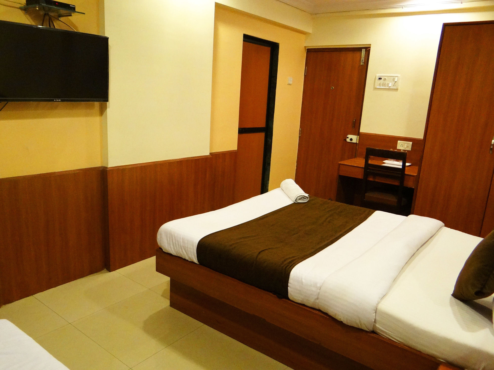 Lucky Hotel Goregaon Мумбаи Экстерьер фото