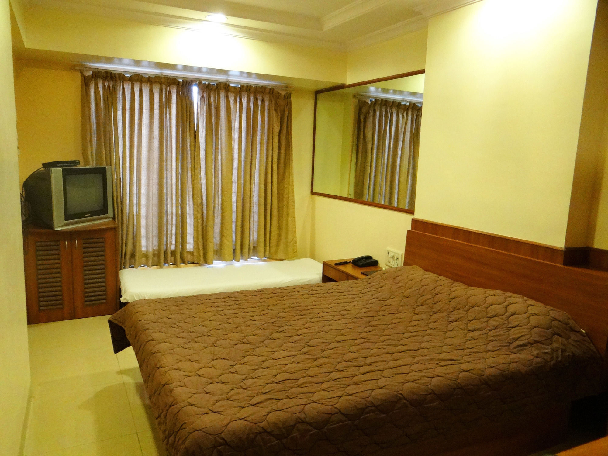 Lucky Hotel Goregaon Мумбаи Экстерьер фото