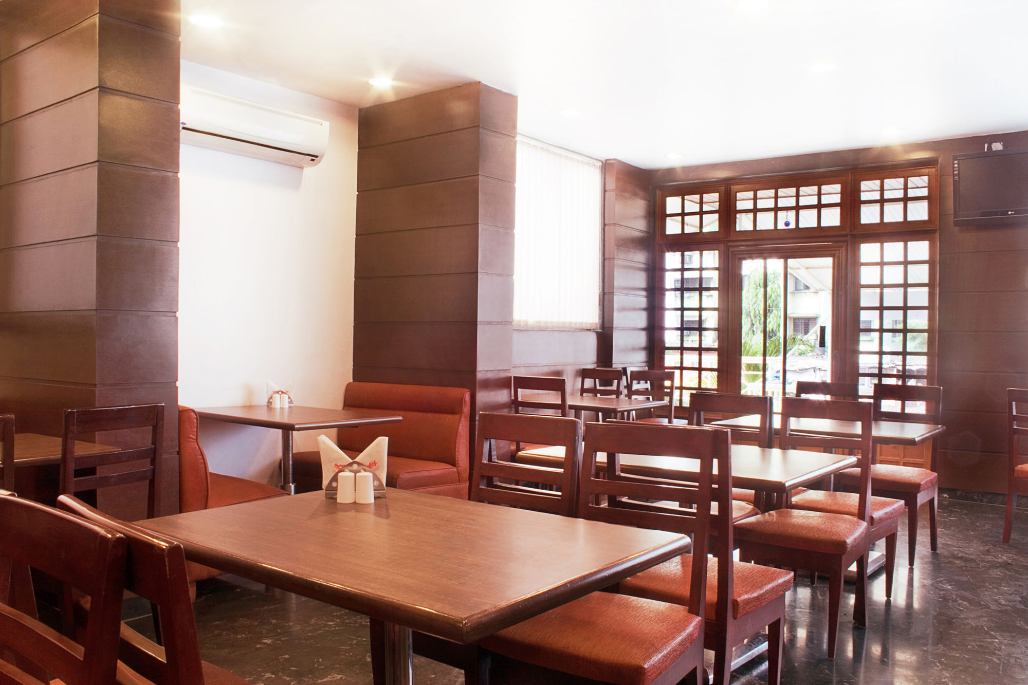 Lucky Hotel Goregaon Мумбаи Экстерьер фото