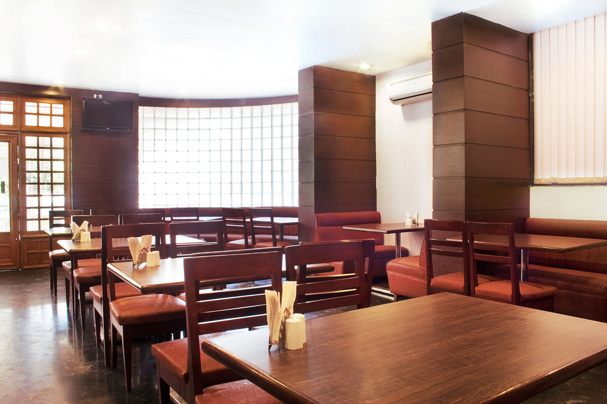 Lucky Hotel Goregaon Мумбаи Экстерьер фото