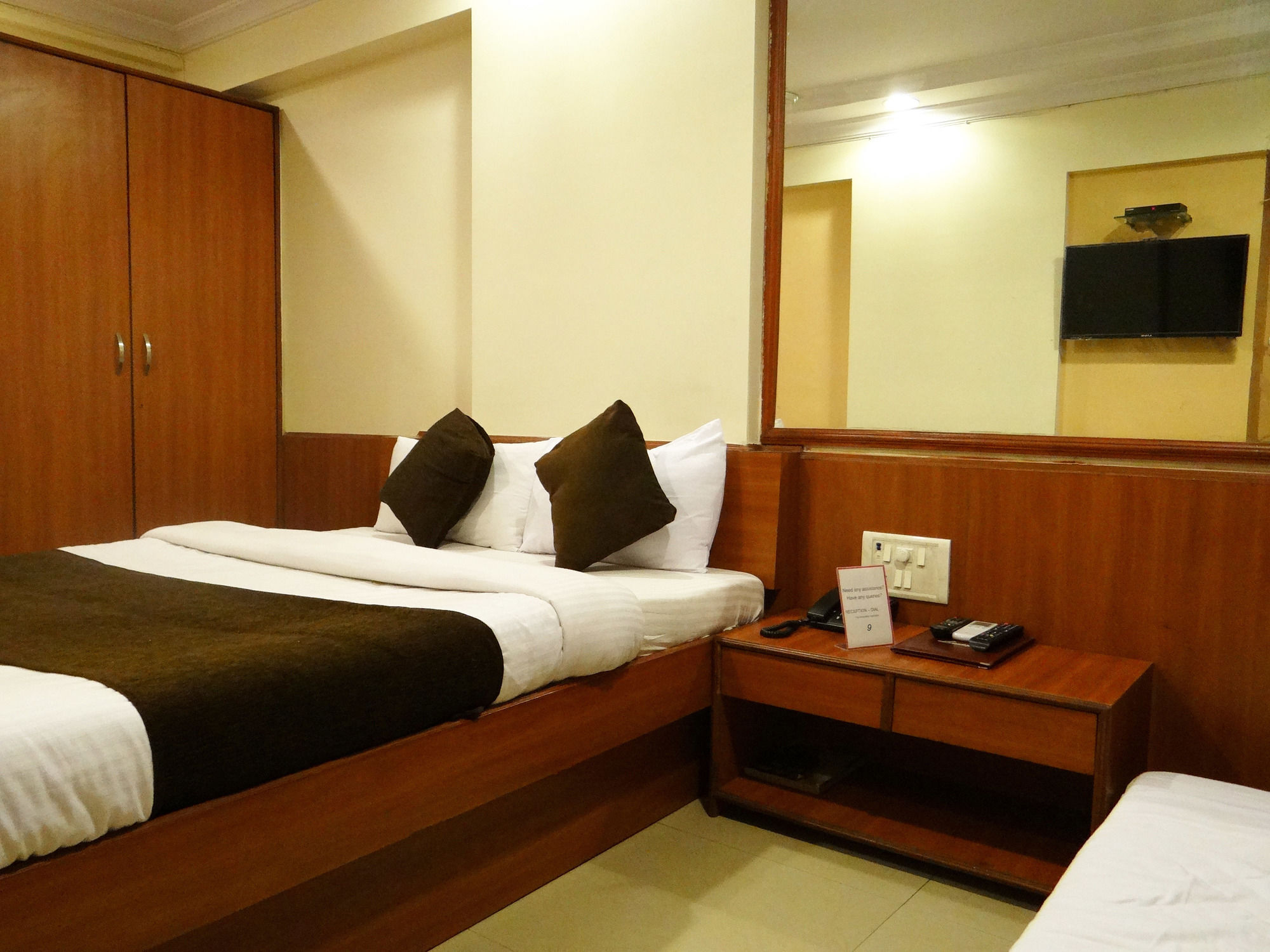 Lucky Hotel Goregaon Мумбаи Экстерьер фото