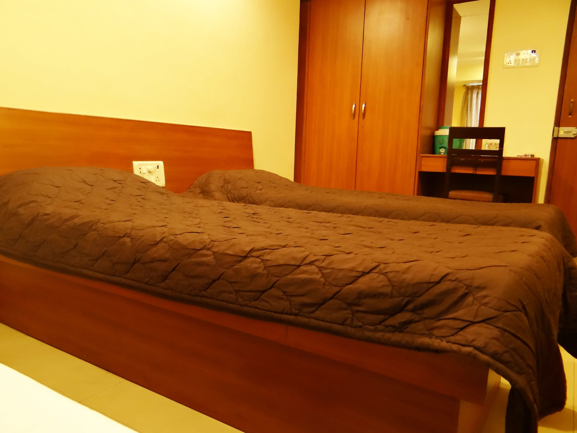 Lucky Hotel Goregaon Мумбаи Экстерьер фото