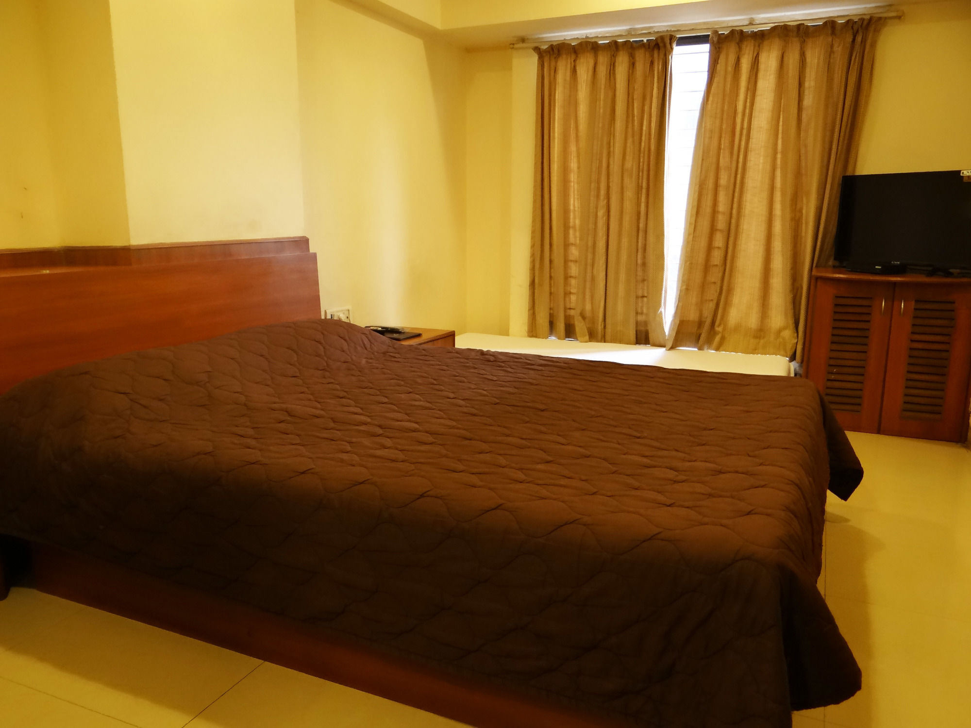 Lucky Hotel Goregaon Мумбаи Экстерьер фото