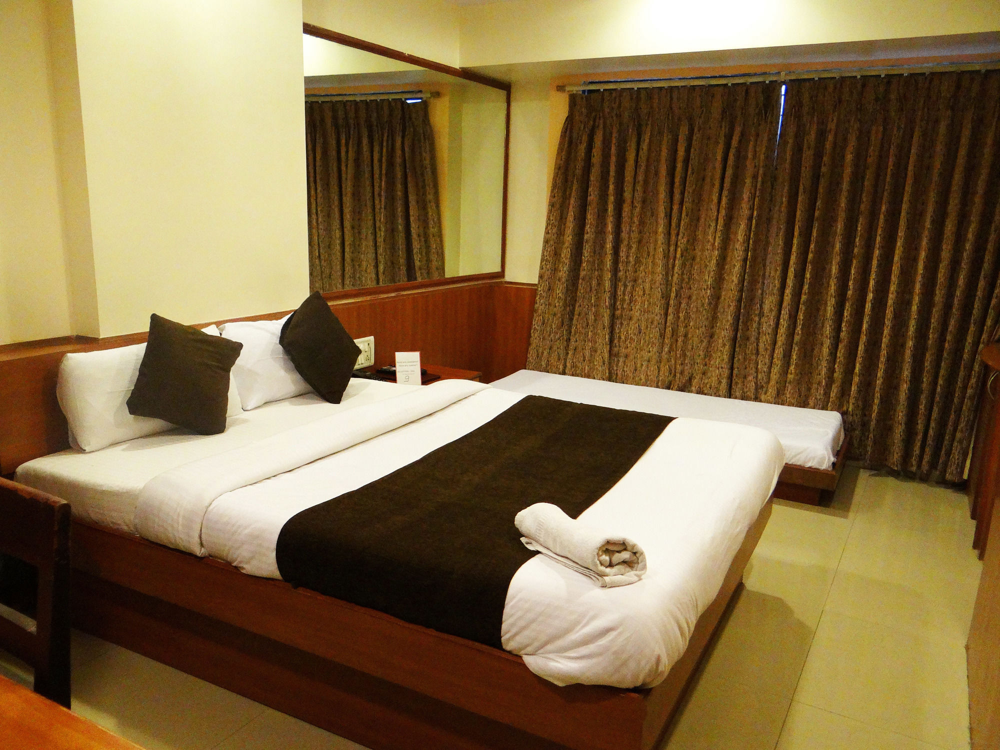 Lucky Hotel Goregaon Мумбаи Экстерьер фото