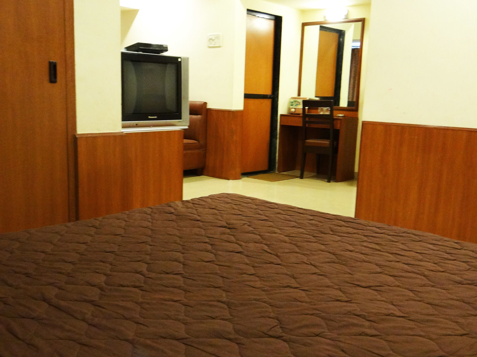 Lucky Hotel Goregaon Мумбаи Экстерьер фото