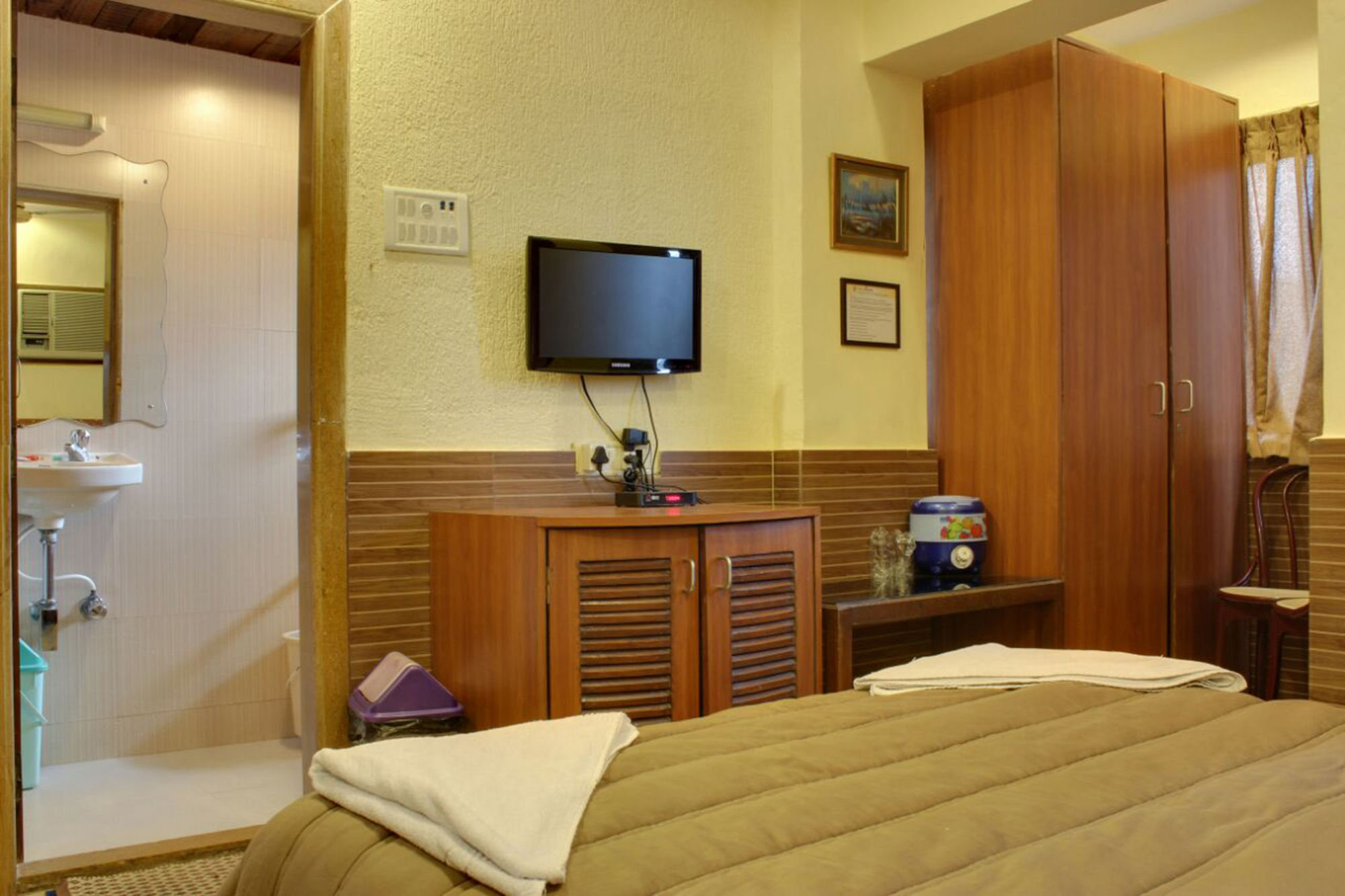 Lucky Hotel Goregaon Мумбаи Экстерьер фото