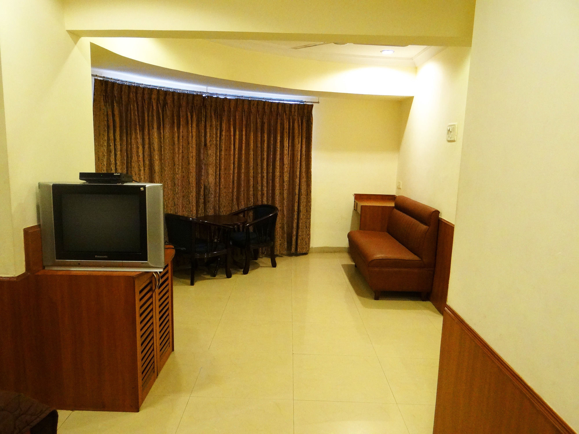 Lucky Hotel Goregaon Мумбаи Экстерьер фото